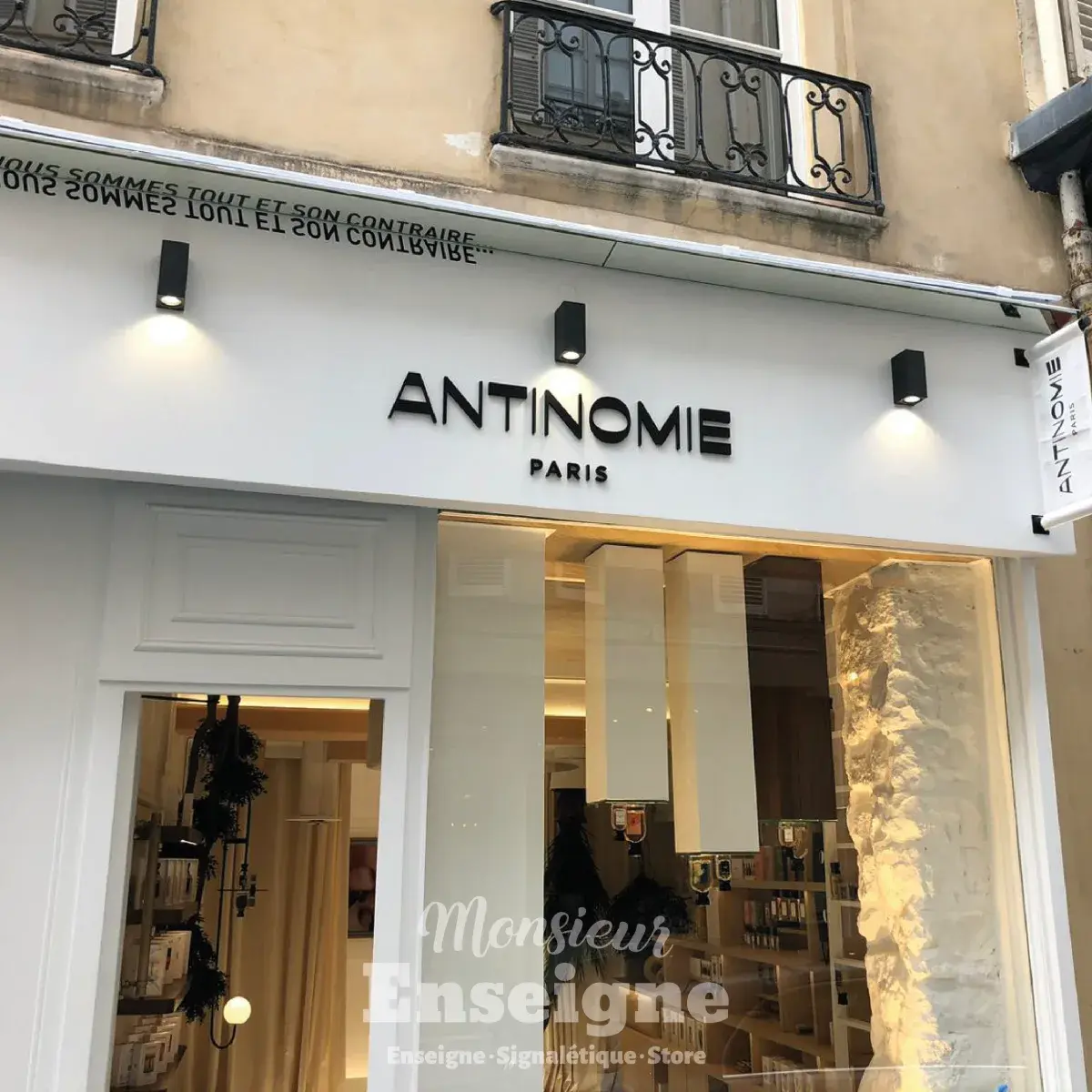 Antinomie – une enseigne qui fait tourner la tête