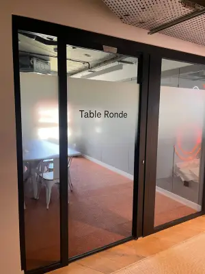 Vitrophanie salle de réunion Ornikar